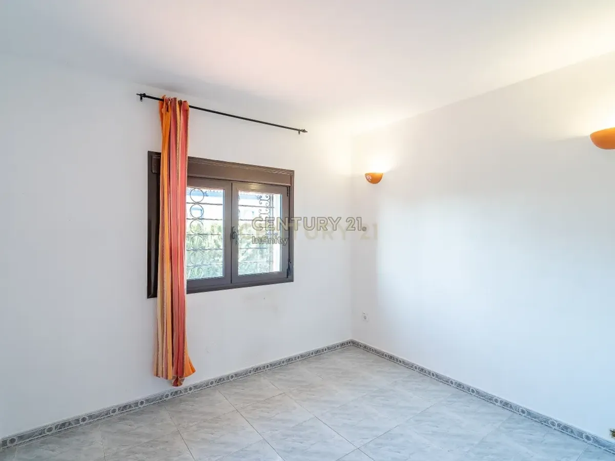 Casa en venta en Torremuelle, Benalmádena – Ubicación estratégica y alto potencial