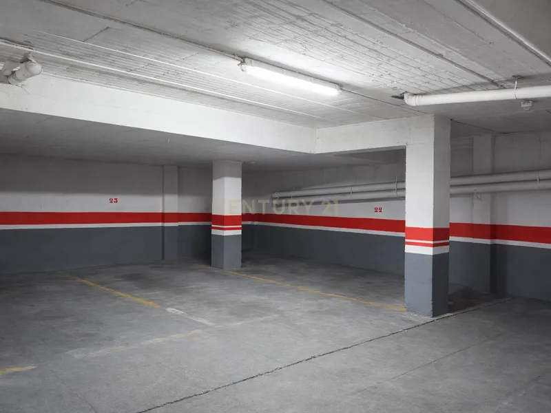 Plaza de parking amplia en venta – Centro de Granada