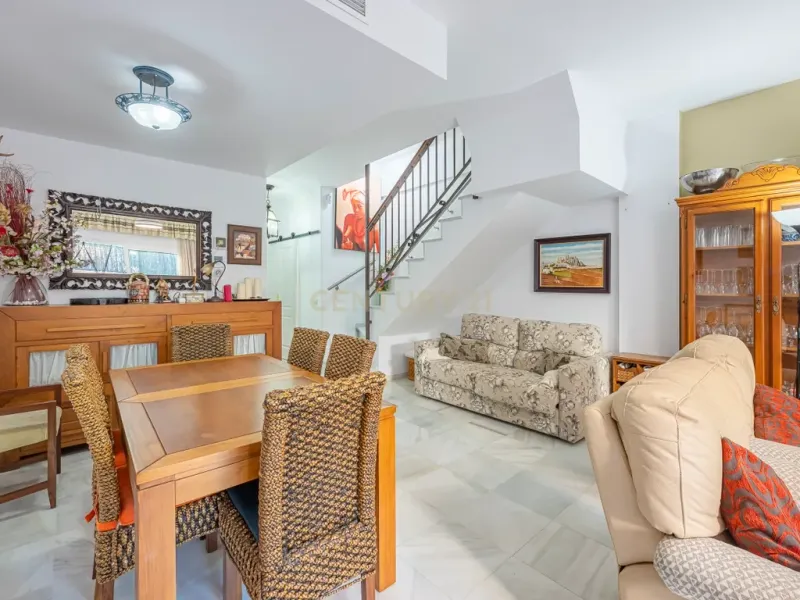 Espectacular vivienda adosada en primera línea de playa de Estepona