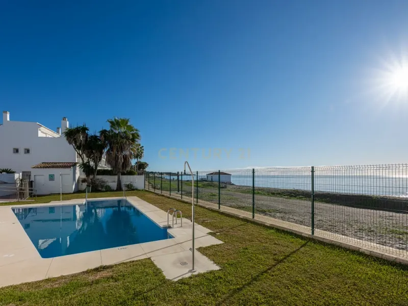 Espectacular vivienda adosada en primera línea de playa de Estepona