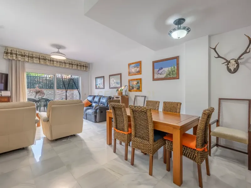 Espectacular vivienda adosada en primera línea de playa de Estepona