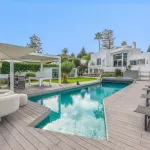 Elegante villa renovada con piscina privada y vistas abiertas al verde 1