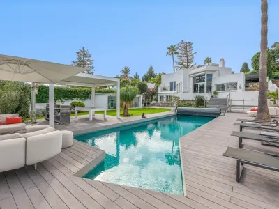 Elegante villa renovada con piscina privada y vistas abiertas al verde