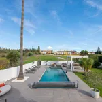 Elegante villa renovada con piscina privada y vistas abiertas al verde 3