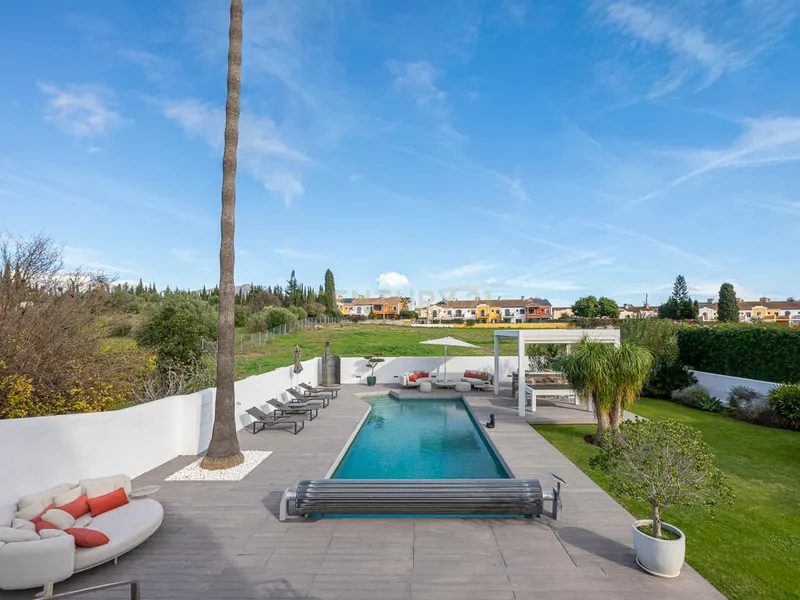 Elegante villa renovada con piscina privada y vistas abiertas al verde