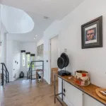 Elegante villa renovada con piscina privada y vistas abiertas al verde 4