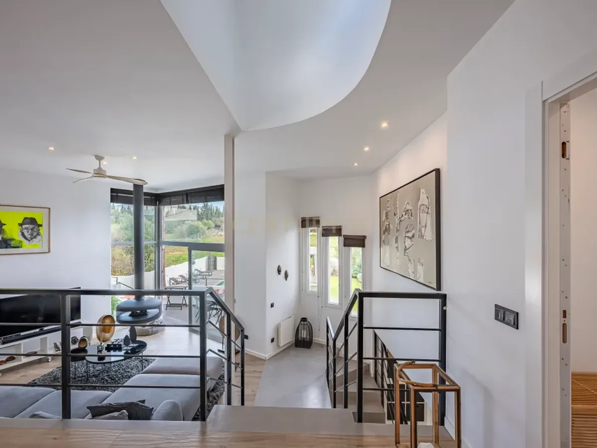 Elegante villa renovada con piscina privada y vistas abiertas al verde