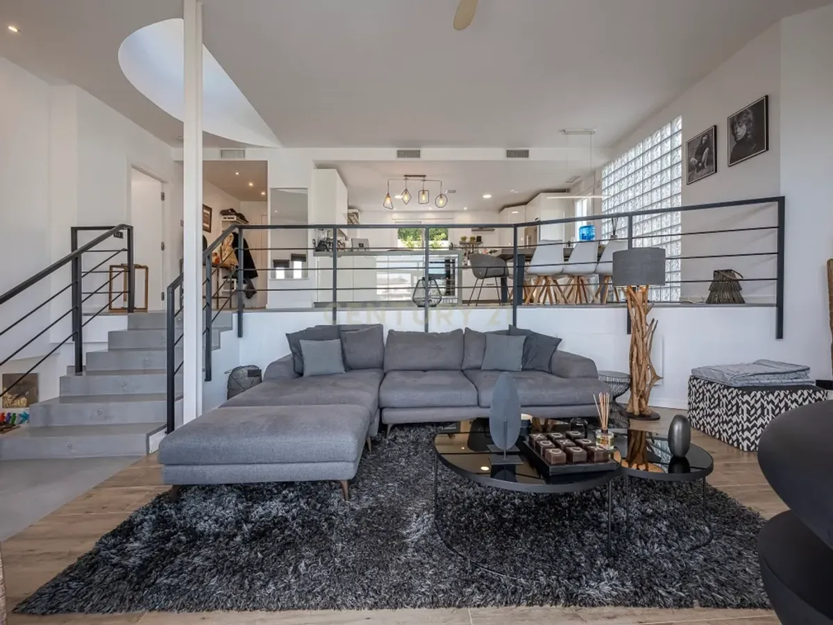 Elegante villa renovada con piscina privada y vistas abiertas al verde