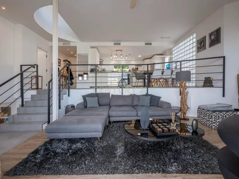 Elegante villa renovada con piscina privada y vistas abiertas al verde