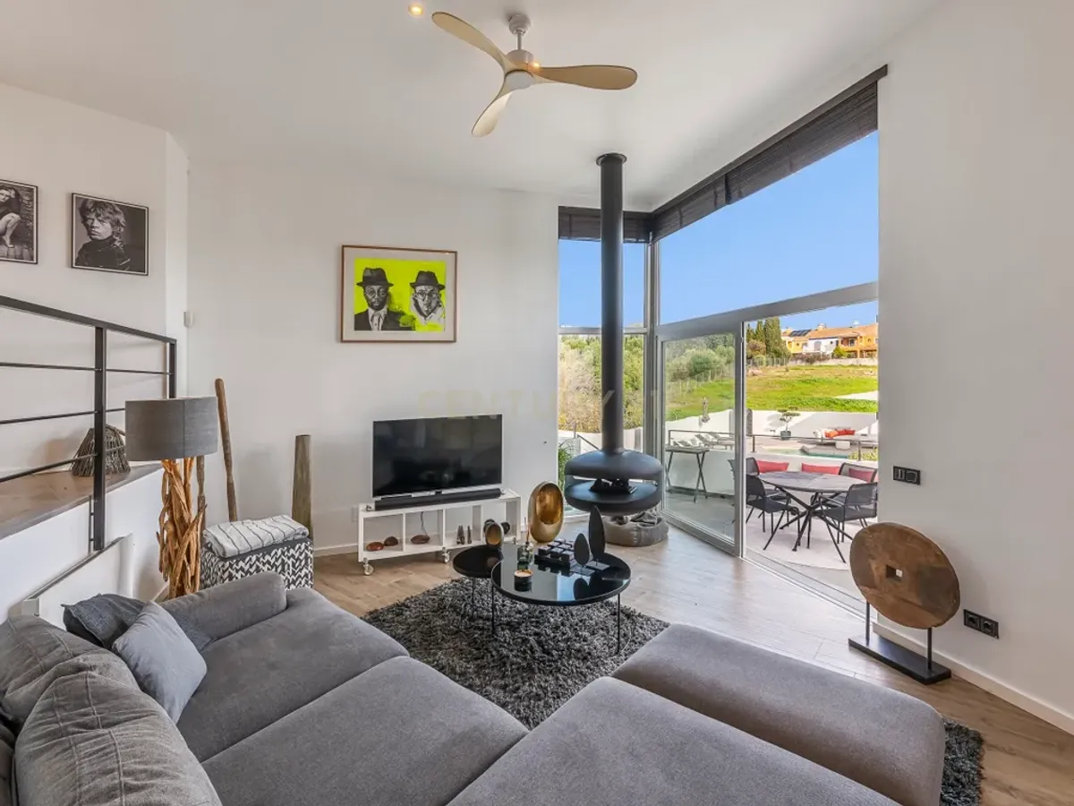 Elegante villa renovada con piscina privada y vistas abiertas al verde