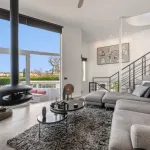 Elegante villa renovada con piscina privada y vistas abiertas al verde 9