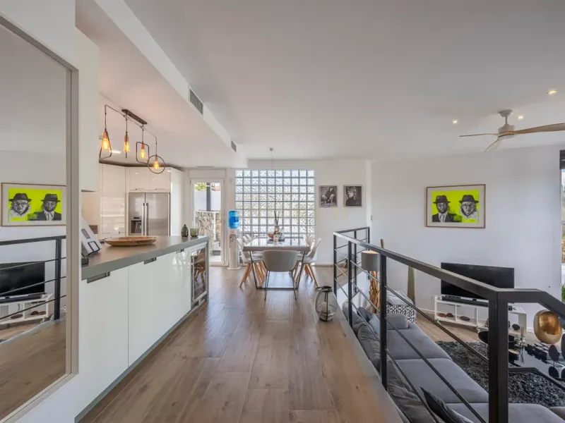 Elegante villa renovada con piscina privada y vistas abiertas al verde