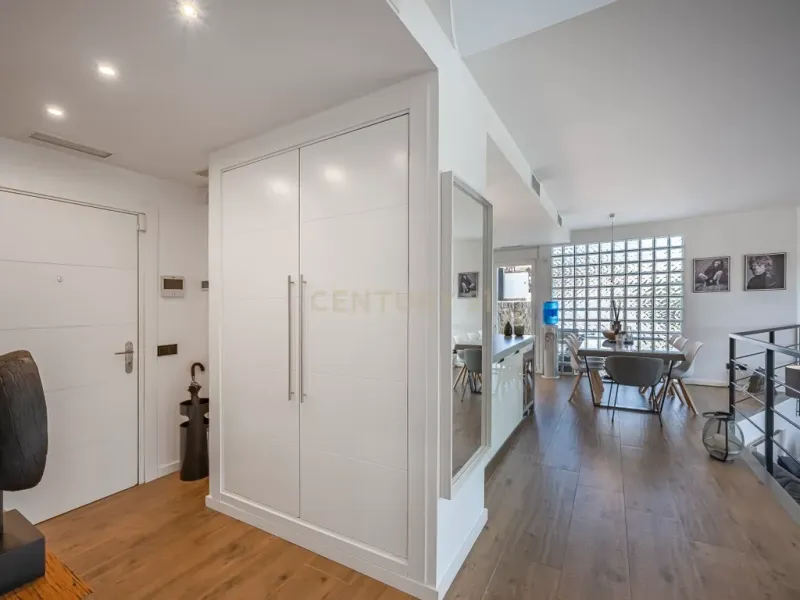 Elegante villa renovada con piscina privada y vistas abiertas al verde