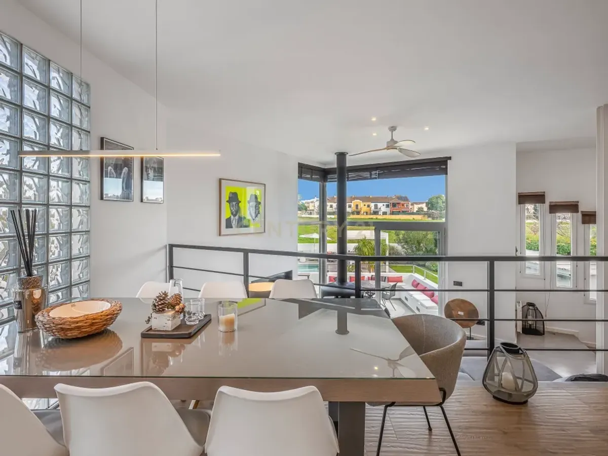 Elegante villa renovada con piscina privada y vistas abiertas al verde