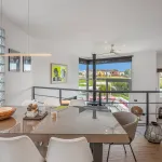 Elegante villa renovada con piscina privada y vistas abiertas al verde 14