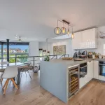 Elegante villa renovada con piscina privada y vistas abiertas al verde 15