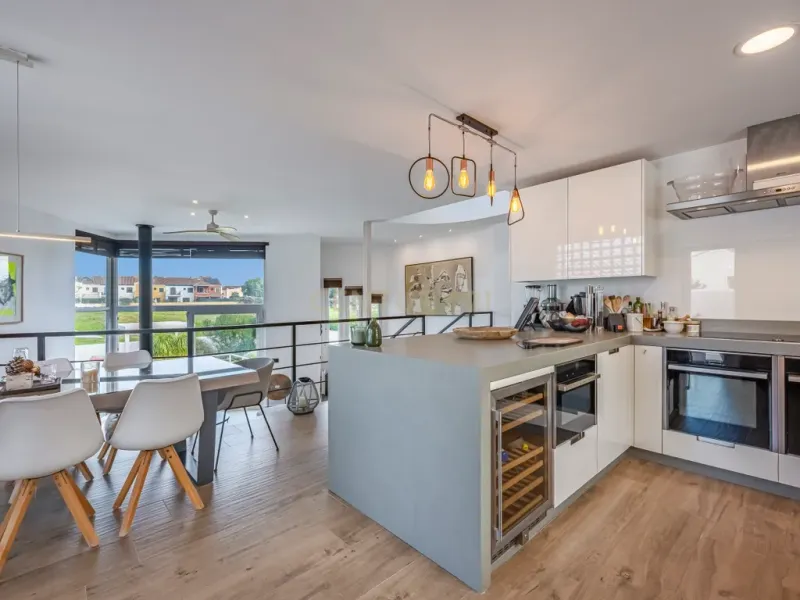 Elegante villa renovada con piscina privada y vistas abiertas al verde