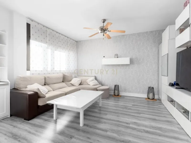 Amplio piso en Hostalric, Girona con vistas a la ciudad