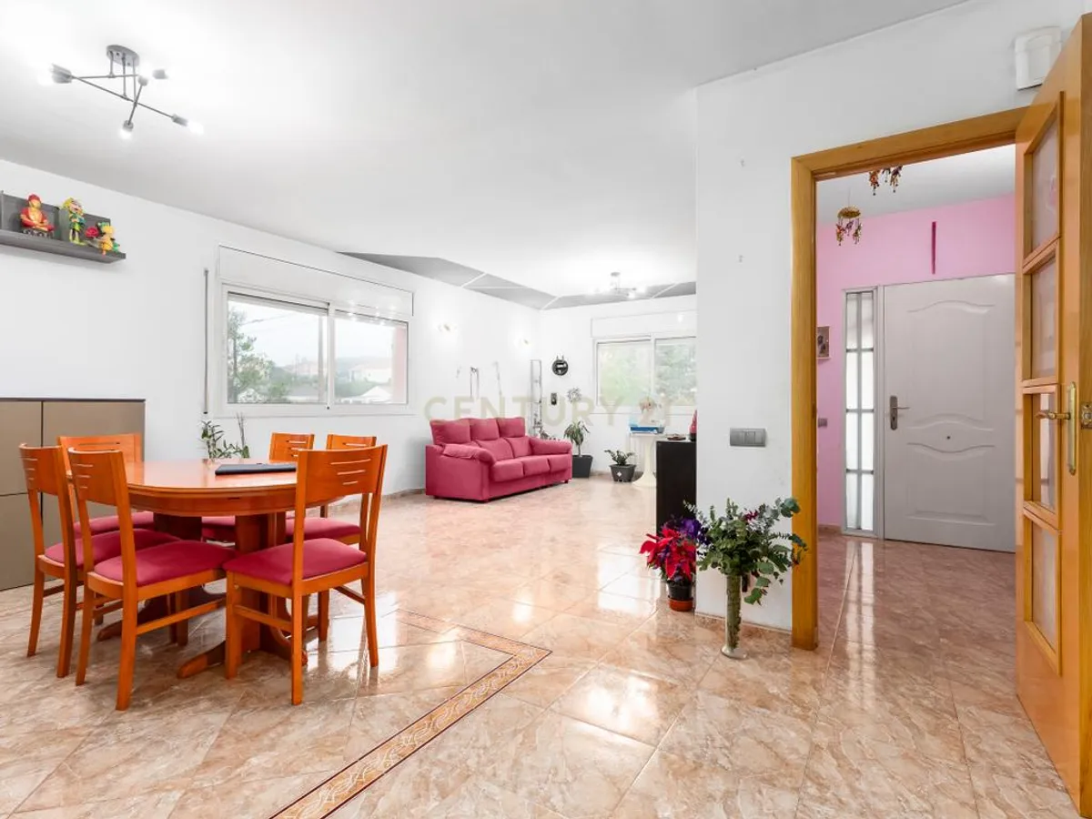 Vivienda ideal para dos familias en urbanización de montaña