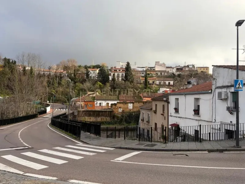 Oportunidad de inversión en el Casco Antiguo de Cáceres, apartamento con piscina, jardín y garage.