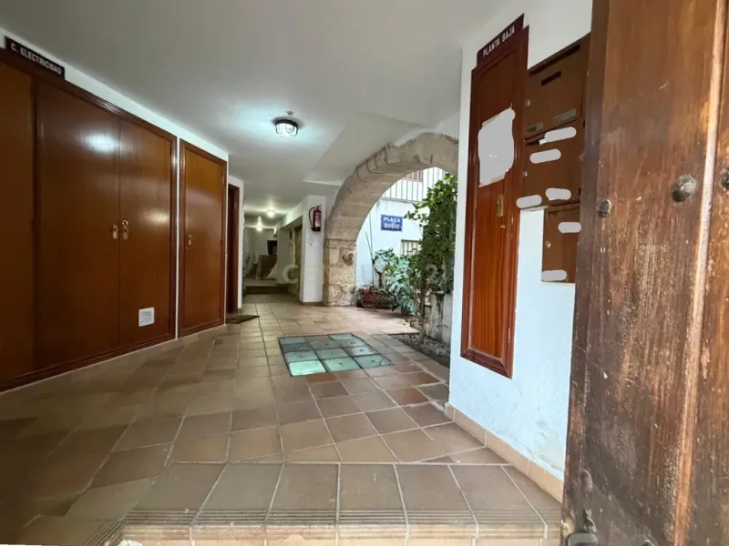Oportunidad de inversión en el Casco Antiguo de Cáceres, apartamento con piscina, jardín y garage.