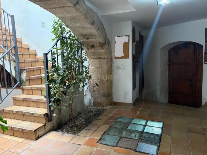 Oportunidad de inversión en el Casco Antiguo de Cáceres, apartamento con piscina, jardín y garage.