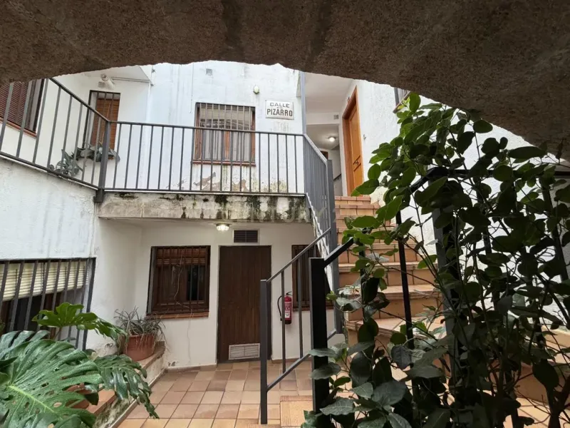 Oportunidad de inversión en el Casco Antiguo de Cáceres, apartamento con piscina, jardín y garage.