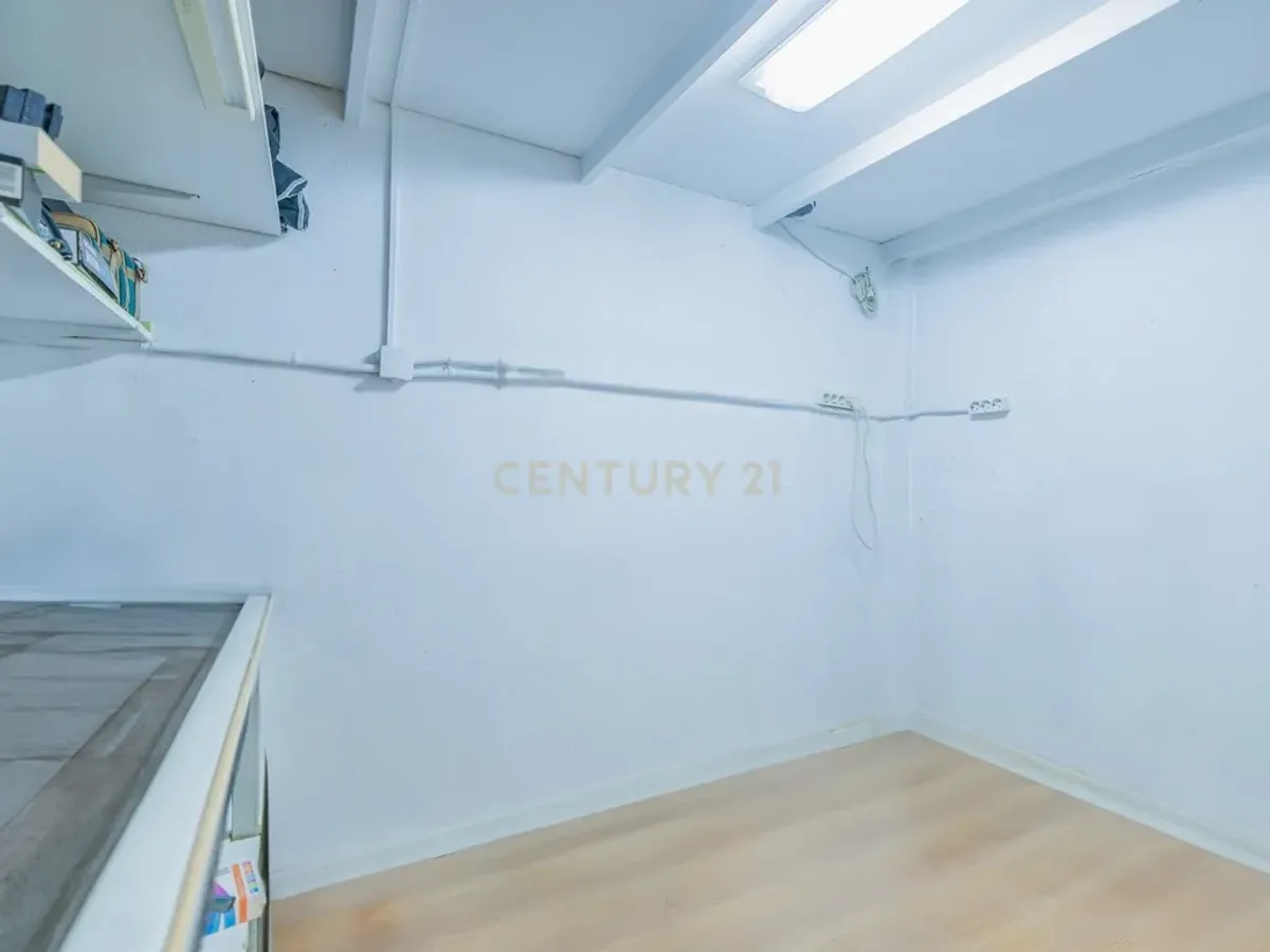 ¿SUEÑAS CON TU PROPIO NEGOCIO? ESTE LOCAL EN MOTRIL ES LA SEÑAL!