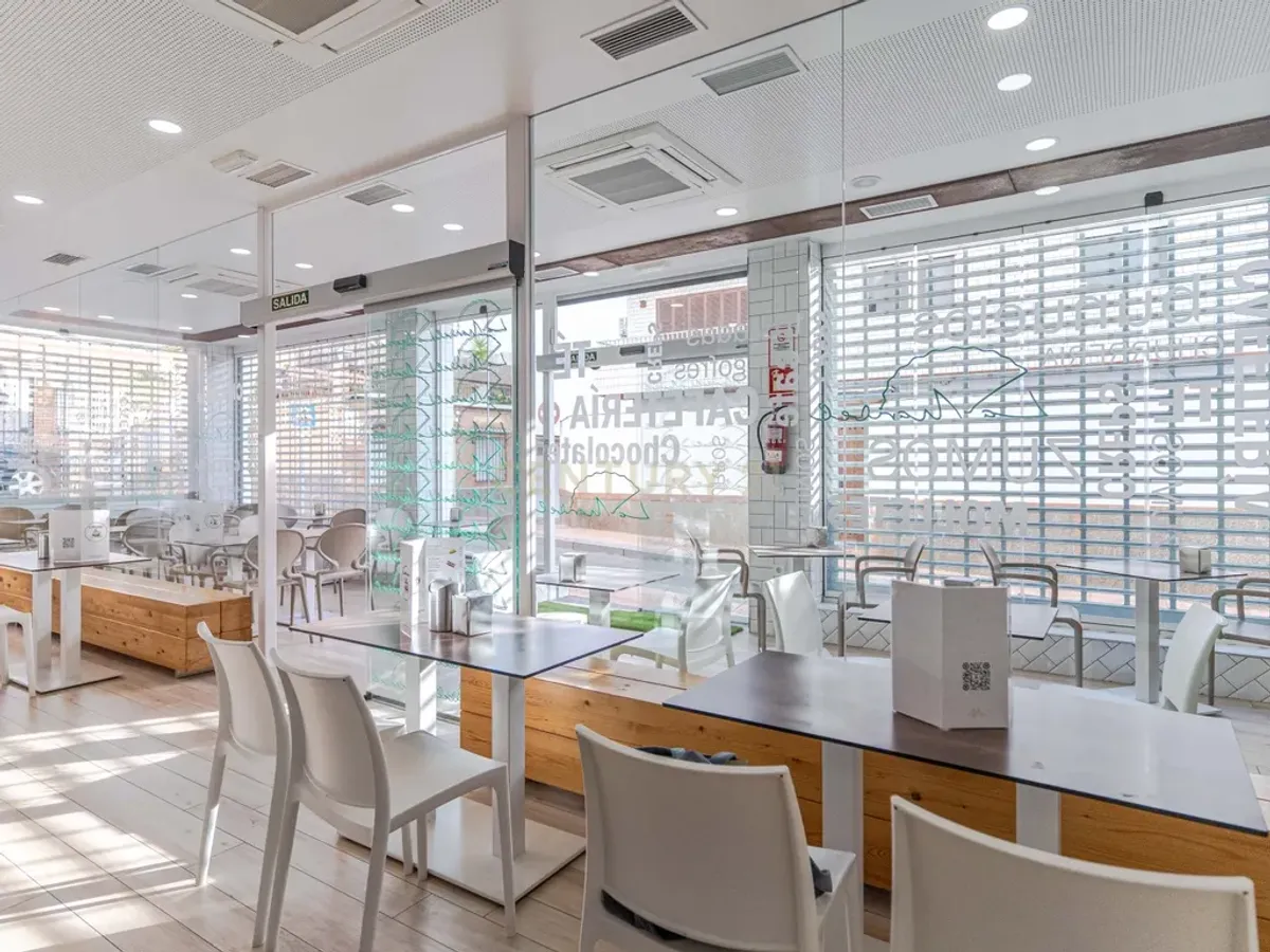 ¡OPORTUNIDAD ! Cafetería en el corazón de Motril-Zona de máximo tránsito