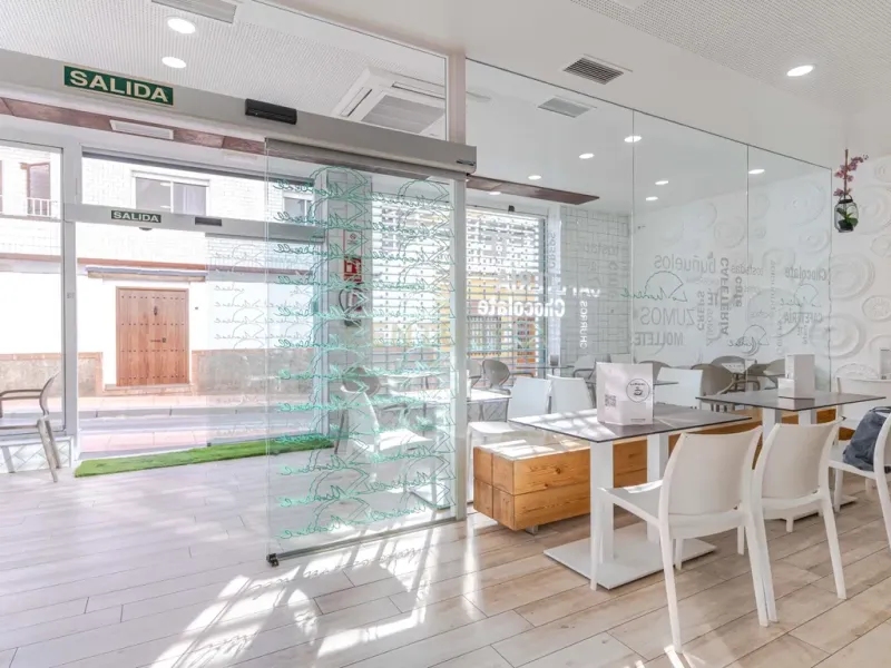 ¡OPORTUNIDAD ! Cafetería en el corazón de Motril-Zona de máximo tránsito