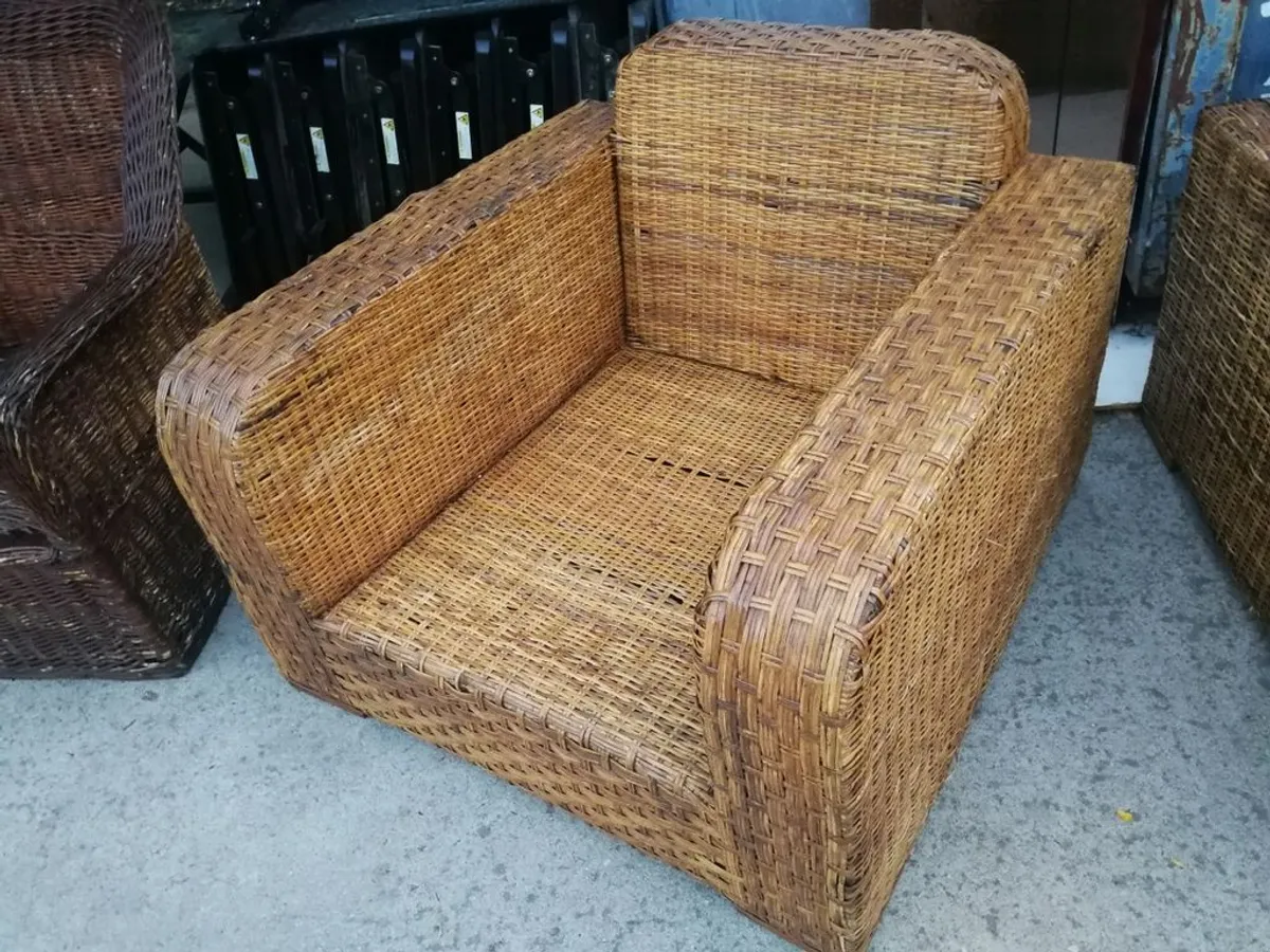 Conjunto de DOS BUTACONES DE MIMBRE y MESA CENTRAL