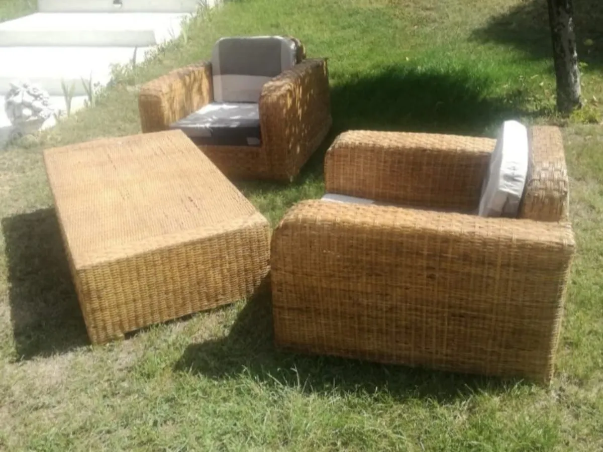 Conjunto de DOS BUTACONES DE MIMBRE y MESA CENTRAL