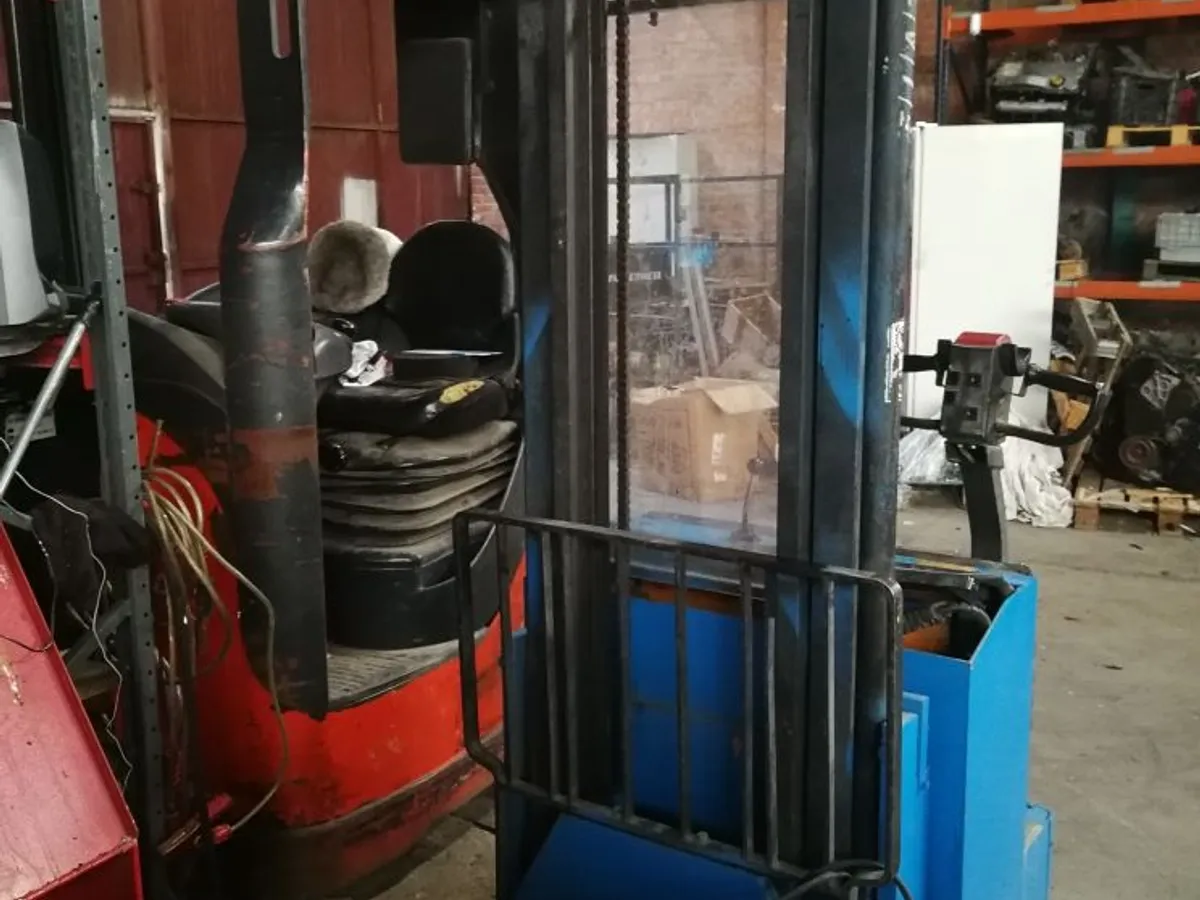 APILADOR FIAT 24v. CN14 de 1.400Kg a 3,80mts.