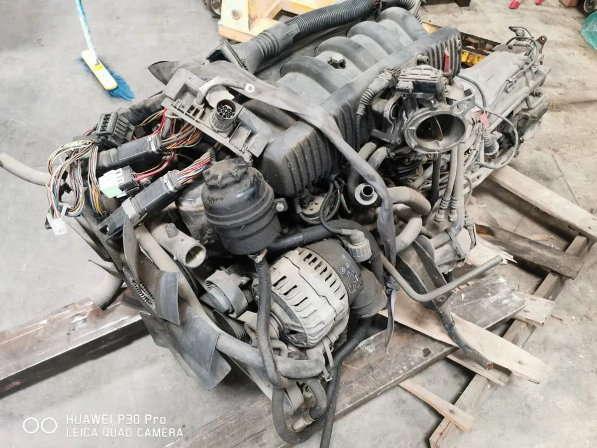 DESPIECE COMPLETO BMW E39 528i 24val.M52B28.