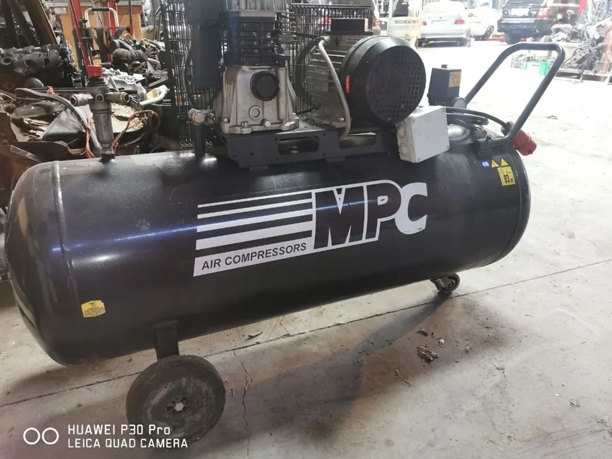 COMPRESOR MPC 250l. TRIFASICO.. COMO NUEVO..