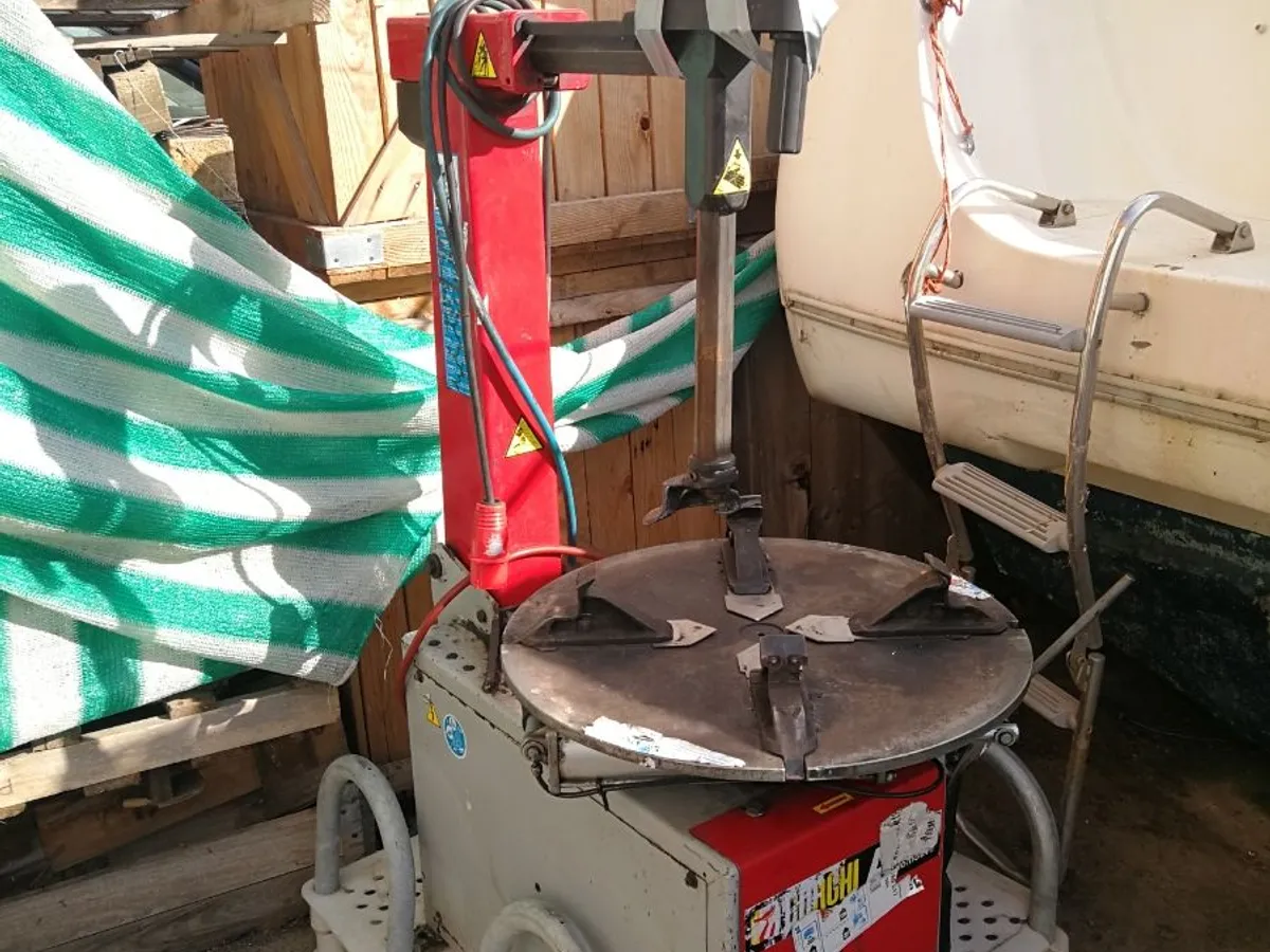 DESMONTADORA CORGHI A-210 Año 2.008 de 230/400v.