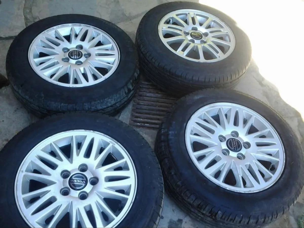 JUEGO LLANTAS VOLVO 15 CON GOMAS NUEVAS ORIGINALES