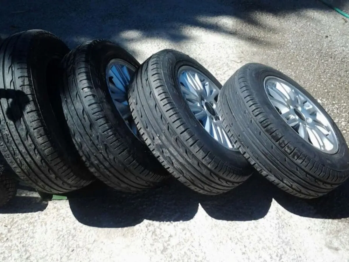 JUEGO LLANTAS VOLVO 15 CON GOMAS NUEVAS ORIGINALES