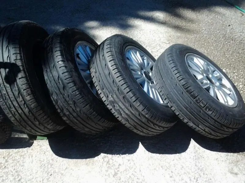 JUEGO LLANTAS VOLVO 15 CON GOMAS NUEVAS ORIGINALES