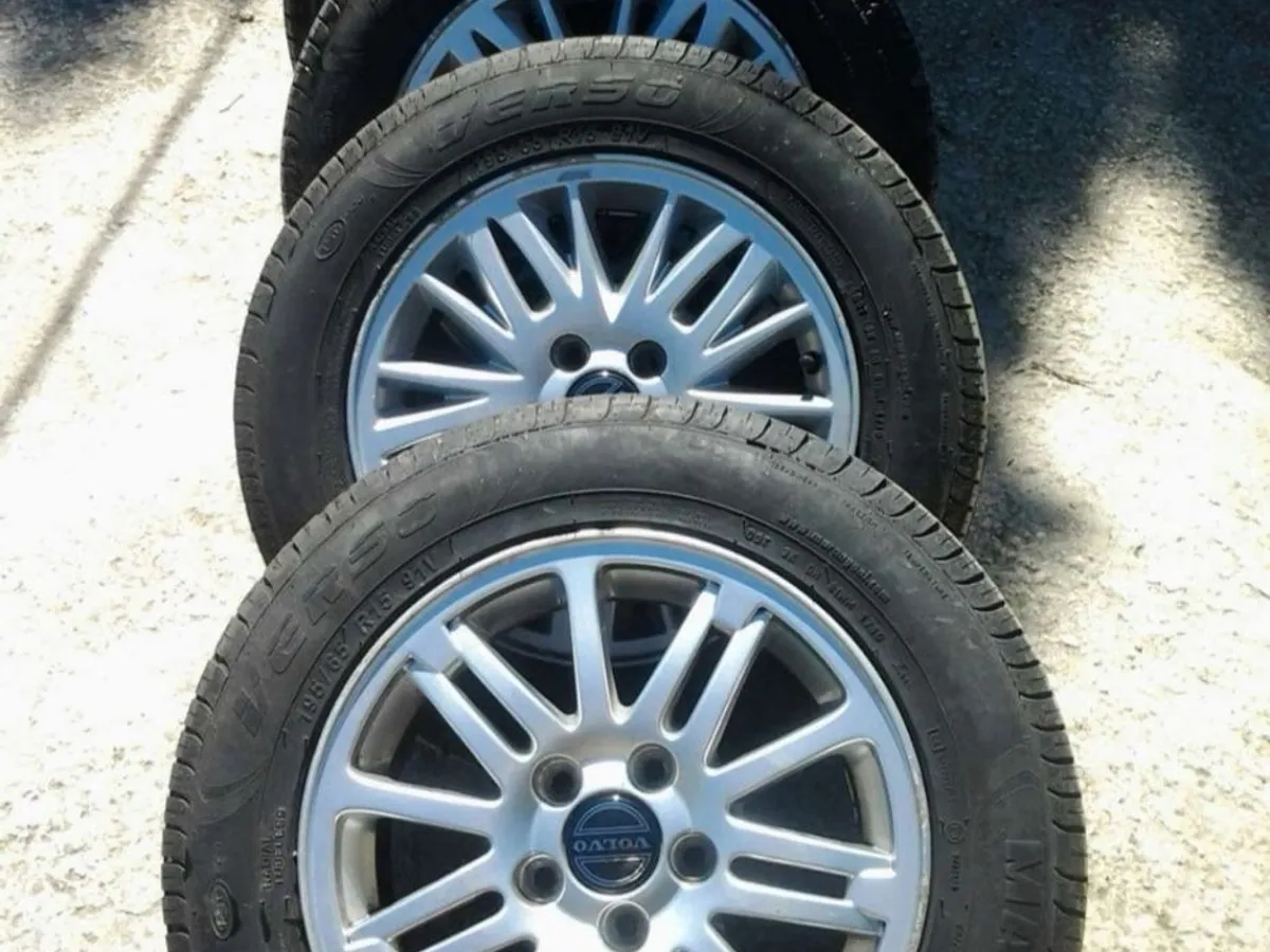 JUEGO LLANTAS VOLVO 15 CON GOMAS NUEVAS ORIGINALES