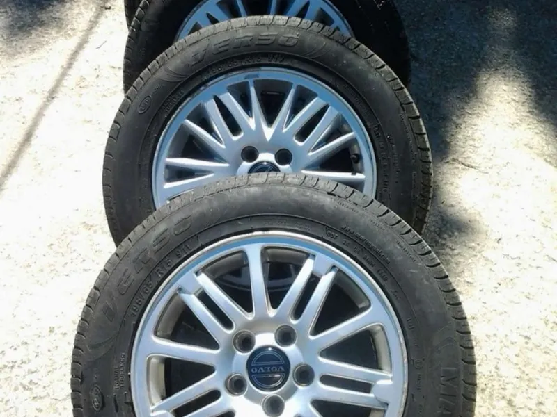 JUEGO LLANTAS VOLVO 15 CON GOMAS NUEVAS ORIGINALES